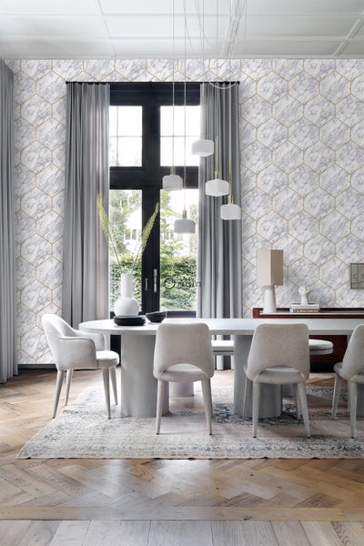 Helles Esszimmer mit rundem Tisch, Stühlen und Tapete mit Marmoroptik