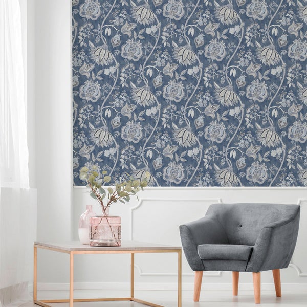 Dekoratives Wohnzimmer mit floral gemusterter Tapete, Sessel und Tisch