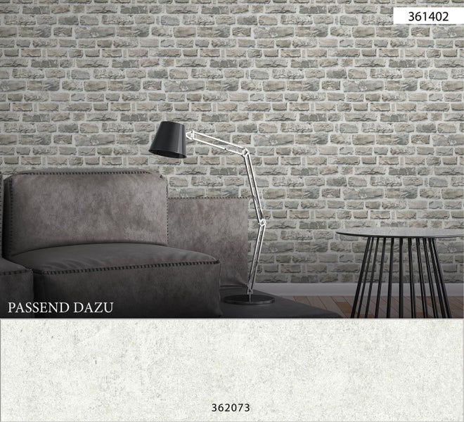 Szene mit Backsteintapete, Sofa und Stehlampe