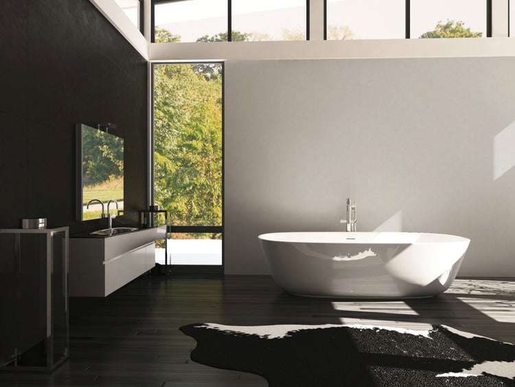 Modernes Badezimmer mit weißem Waschtischunterschrank, Handtuchleiter und runden Teppichen