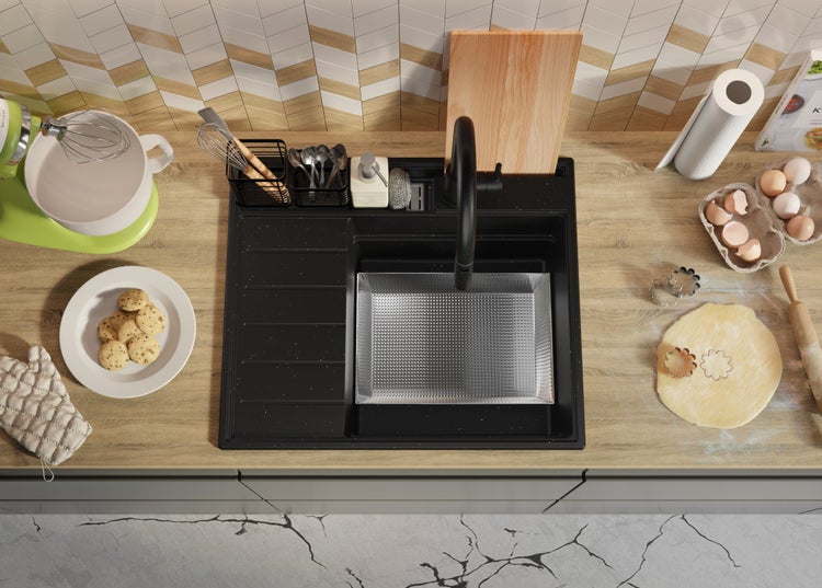 Küchenszene mit Spüle, Teig, Plätzchen, Nudelholz, Eiern und Küchenmaschine