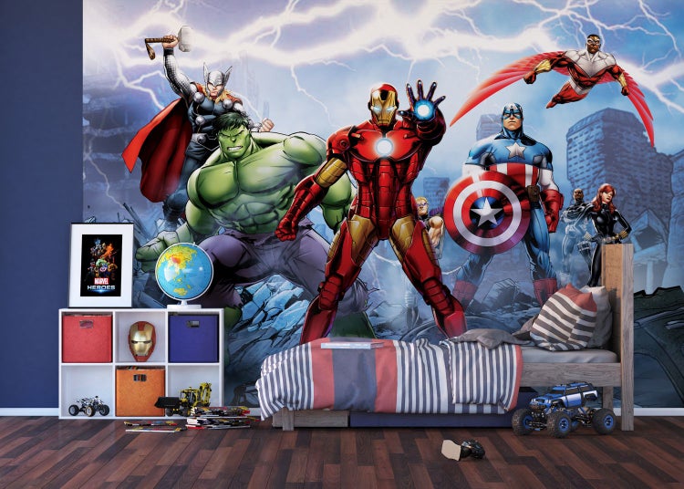 Kinderzimmer mit Marvel Helden Tapete, Bett und Spielzeug