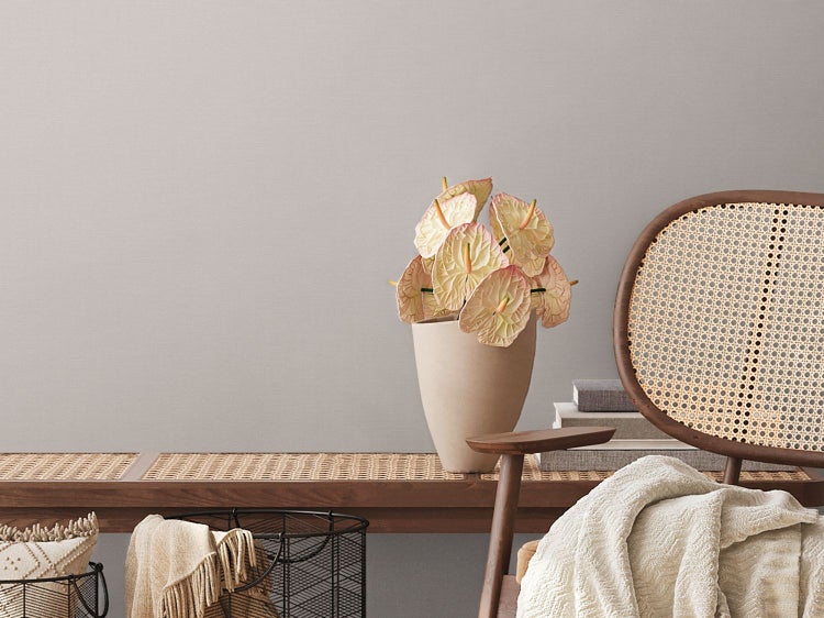 Szene mit einer Holzbank, zwei Körben aus Metall und Textilien