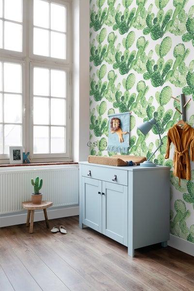Heller Raum mit Kaktus-Tapete, Kommode und Dekoration