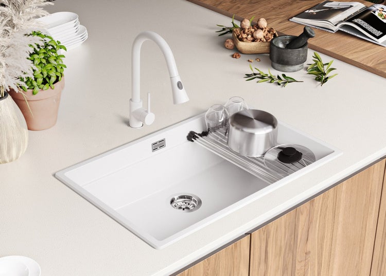 Küchenspüle mit Abtropfgestell, Armatur und Zubehör auf einer Küchentheke