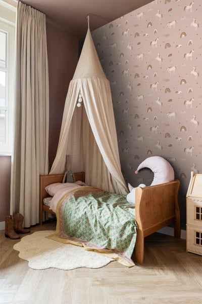 Ein Zimmer mit einer gemusterten Tapete mit Bäumen, einem Sessel, einem Tisch und einer Tür