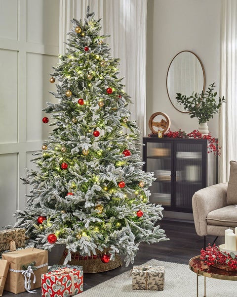 Verschiedene Raumaufteilungen mit Sofa, Sessel, Couchtisch und Teppich in unterschiedlichen Grössen.