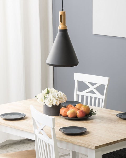 Hängeleuchte mit Holzdetail und konischem Lampenschirm