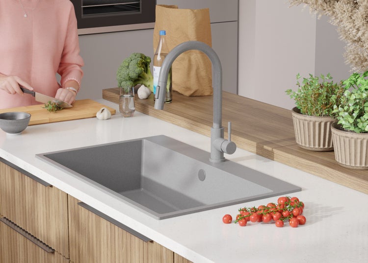 Küchenszene mit Spüle, Armatur und Lebensmitteln auf der Arbeitsplatte