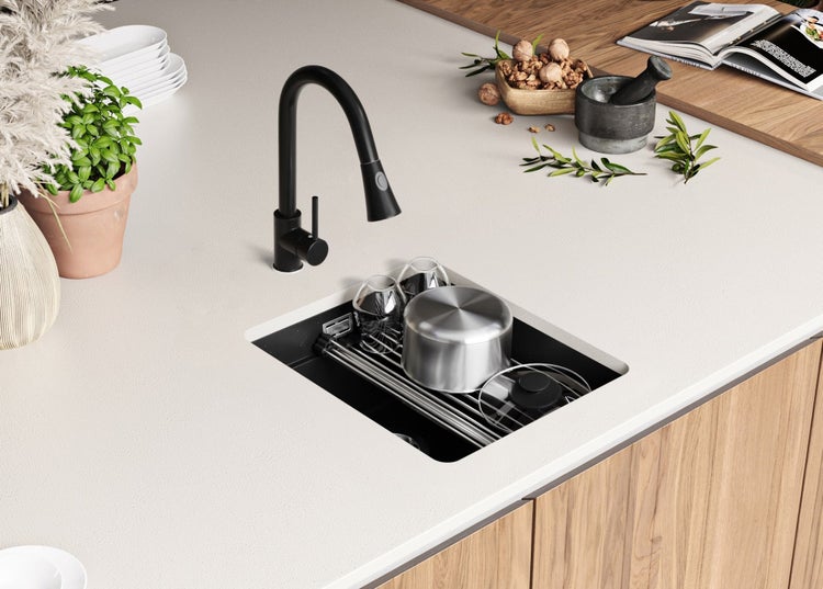 Küchenszene mit Spüle, Geschirr und Armatur auf einer Arbeitsplatte