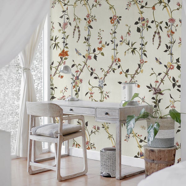 Helles Arbeitszimmer mit gemusterter Tapete, Schreibtisch und Stuhl