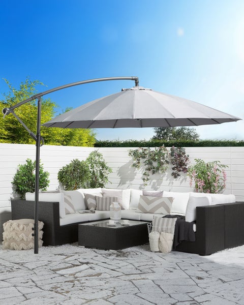 Geschlossener Ampelschirm mit grauem Textilbezug, dunklem Metallgestell und Kreuzfuß