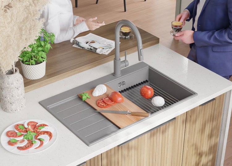 Küchenspüle aus Granit mit Armatur, Schneidebrett und Zutaten für Caprese