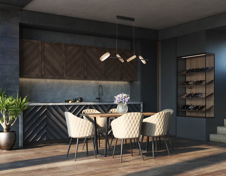 Esszimmer mit Esstisch, Stühlen, moderner Pendelleuchte, Küchenzeile und Weinregal für ein stilvolles Ambiente.