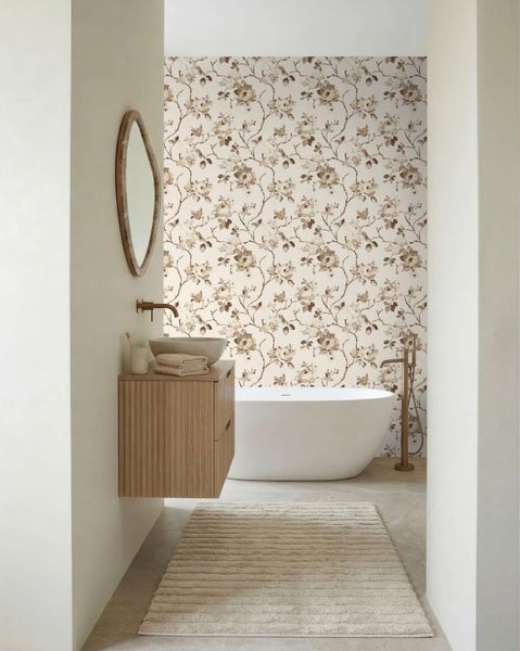 Wohnraum mit Vliestapete mit floralem Blumenmuster in klassischem Stil und einer Sitzbank mit einer Vase voller Gladiolen.