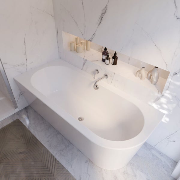 Helle Badezimmerszene mit Badewanne, Armaturen, Ablage mit Dekorationsartikeln und Marmoroptik