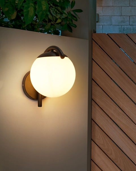 Wandleuchte mit runder, weißer Glasabdeckung