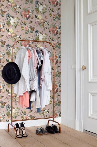 Zimmer mit Kleiderständer, Kleidung, Schuhen und floraler Tapete