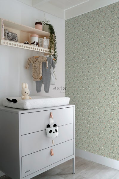 Helles Kinderzimmer mit Wickelkommode, Regal und gemusterter Tapete für eine freundliche Atmosphäre