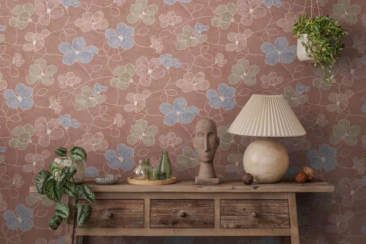 Vliestapete mit floralem Blumenmuster auf einem rustikalen Holztisch mit Dekoration wie einer Tischleuchte und einer Pflanzenampel.