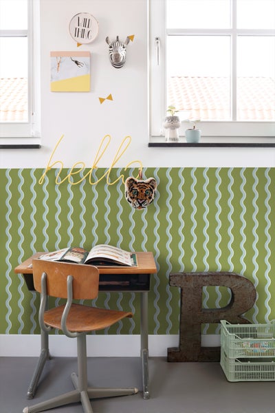 Dekoratives Kinderzimmer mit Schreibtisch, Stuhl und Wanddekorationen