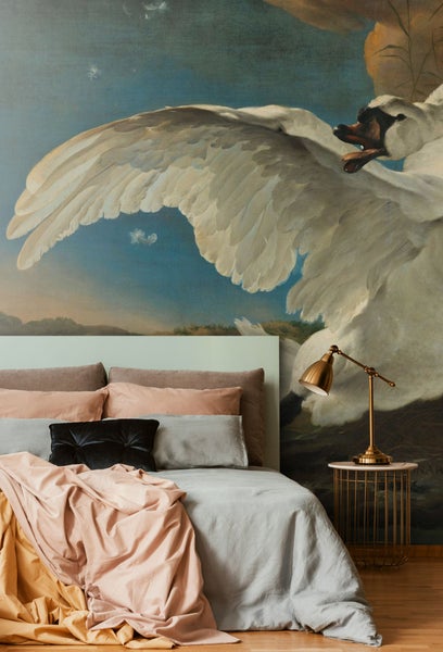 Schlafzimmer mit Wandbild eines Schwans, Bett und Nachttischlampe