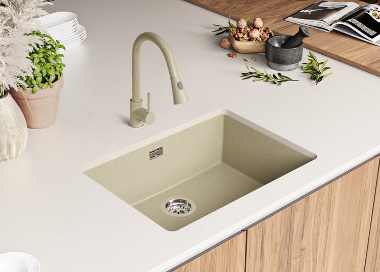 Küchenspüle mit Armatur in einer hellen und organisierten Küche.