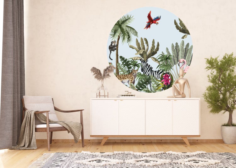 Raumdekoration mit Wandtattoo, Kommode, Sessel, Teppich und Zimmerpflanze