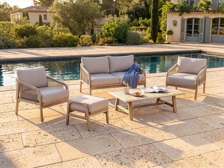 Garten-Lounge-Set aus Holz mit Polstern, bestehend aus Sofa, Sesseln, Hocker und Tisch auf einer Terrasse am Pool.