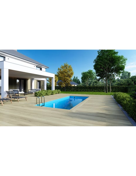 Schwimmbad im Garten mit Holzterrasse und Liegestühlen