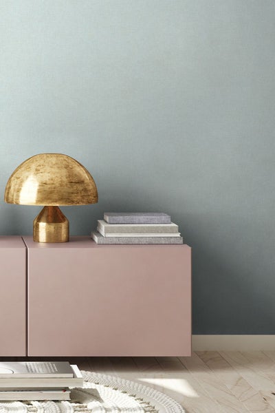 Spüle mit Abtropfgestell, Spülbecken und Schneidebrett in einer Küchenszene.