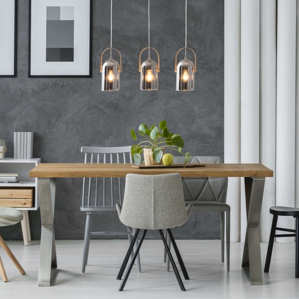 Esstisch mit Stühlen und Pendelleuchten über dem Tisch