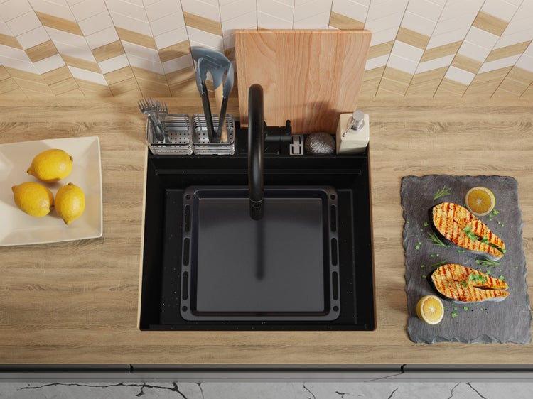 Küchenspüle mit Abtropfschale, Armatur, Kochutensilien und Lebensmitteln