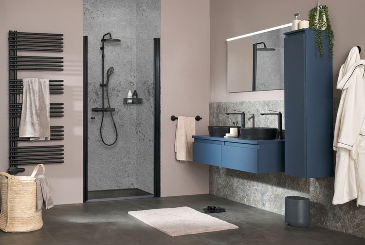 Modernes Badezimmer mit Dusche, Waschtisch, Spiegel, Handtuchwärmer und Accessoires für eine stilvolle Einrichtung.