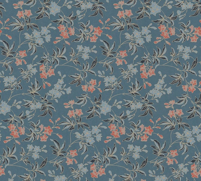 Nahaufnahme eines Schreibtisches mit Uhr, Stiften und Notizbuch vor einer floralen Tapete.