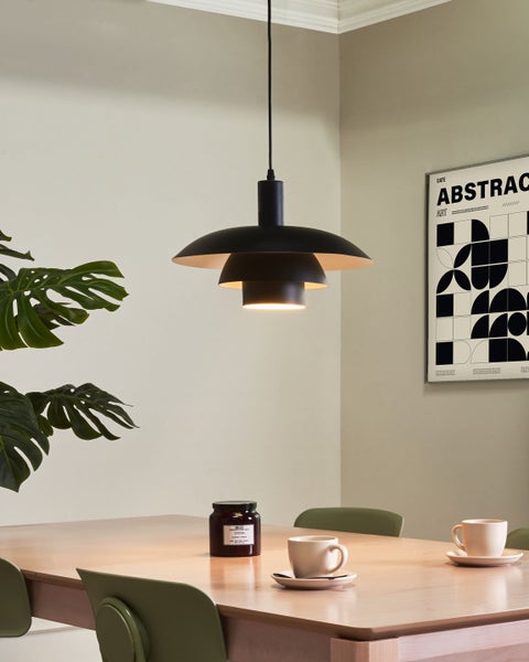 Esszimmer mit Tisch, Stühlen und hängender Lampe