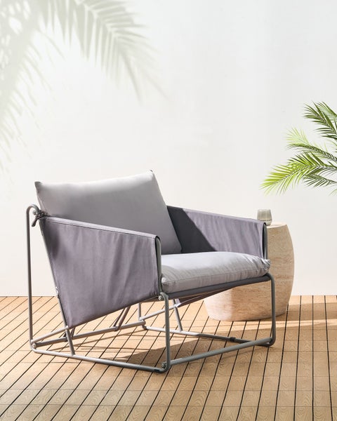 Gartensessel mit Metallrahmen und Textilbezug auf einer Holzterrasse