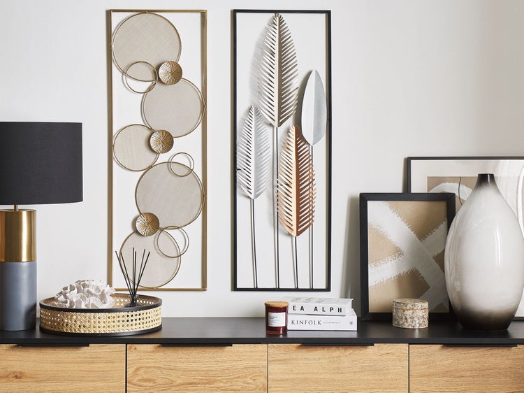 Dekoratives Sideboard mit Tischlampe und Wanddeko im Wohnzimmer