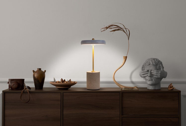 Akku Tischleuchte SETA grau 30 cm hoch aus Metall und Beton, mit fest verbauter LED