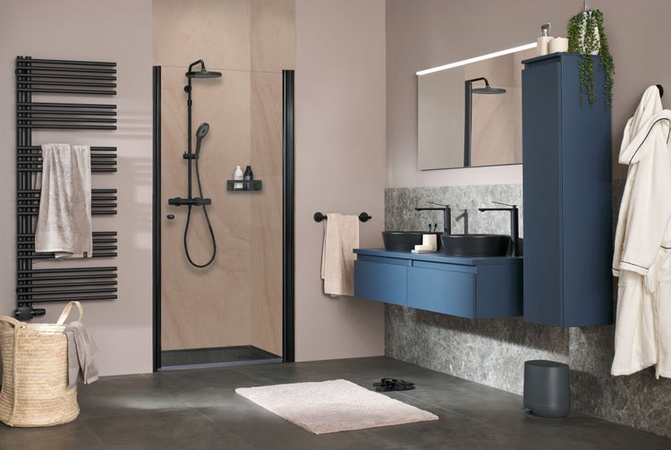 Badezimmer mit Dusche, Waschtisch, Spiegel, Heizkörper und Accessoires für eine moderne Einrichtung