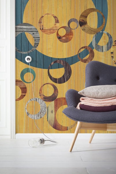 Zimmeransicht mit gemusterter Tapete und Sessel