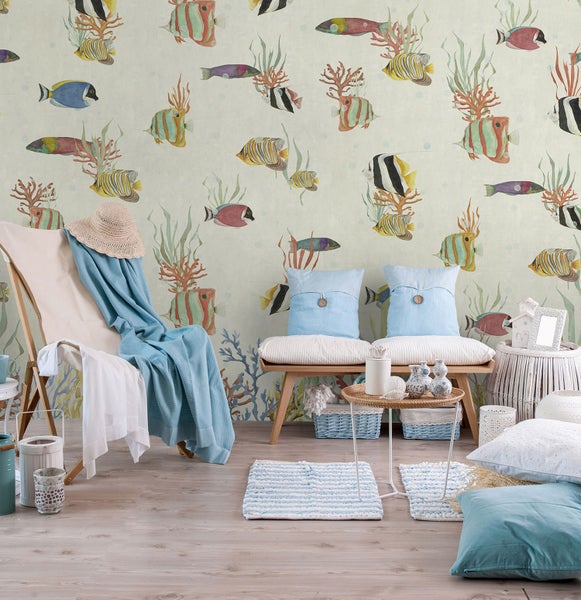 Wohnraum mit Tapete mit Fischmotiven, Liegestuhl und Dekoration