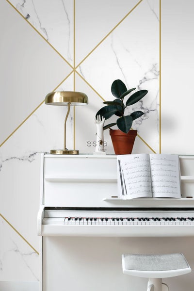 Szene mit Tapete im Marmor-Design mit goldenen Linien, Klavier, Lampe und Zimmerpflanze