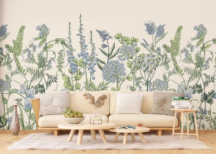 Helles Wohnzimmer mit botanischer Fototapete mit blauen Blumen, Holzsofa, Couchtischen und weißem Teppich.