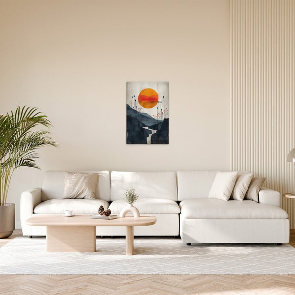 Wohnzimmer mit Sofa und Wandbild mit Flusslandschaft und Sonne