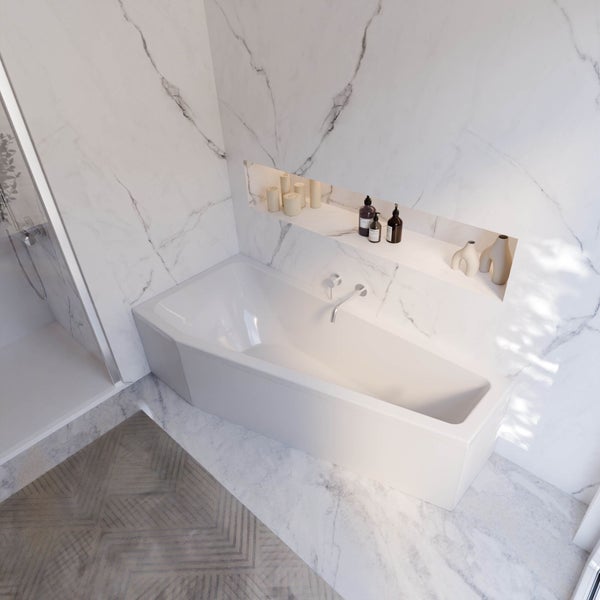 Helles Badezimmer mit Badewanne, Nische mit Deko und Marmoroptik