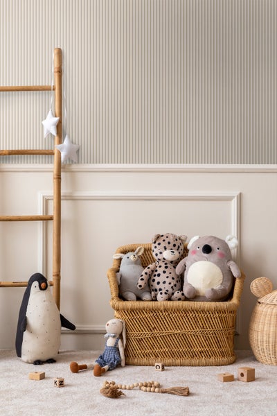 Kinderzimmer mit Rattanmöbeln und Stofftieren