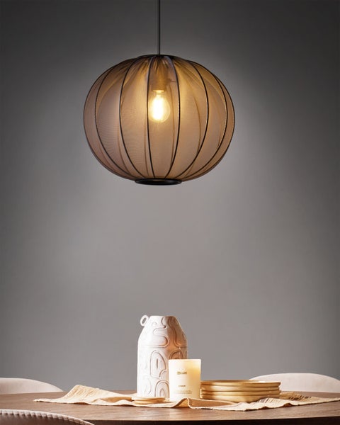 Hängeleuchte mit kugelförmigem Lampenschirm aus Stoff