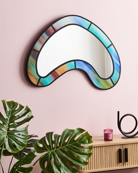 Dekorativer Wandspiegel mit blattförmigem Rahmen