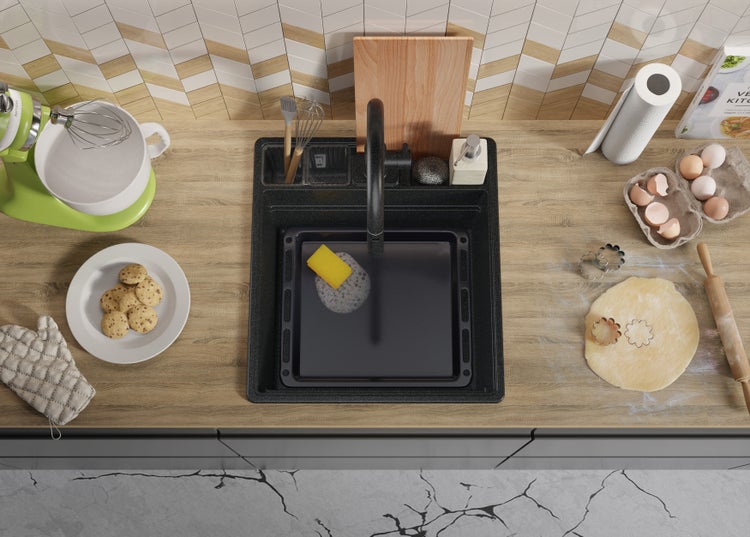 Küchenszene mit Spüle, Gebäck, Eiern und Küchenutensilien auf einer Arbeitsplatte.